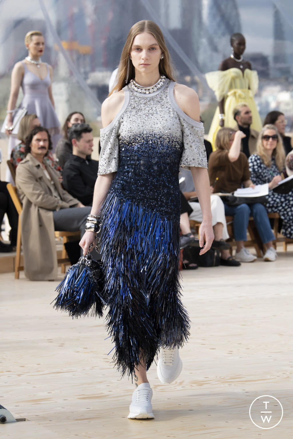 Fashion Week London Spring/Summer 2022 look 25 from the Alexander McQueen collection womenswear