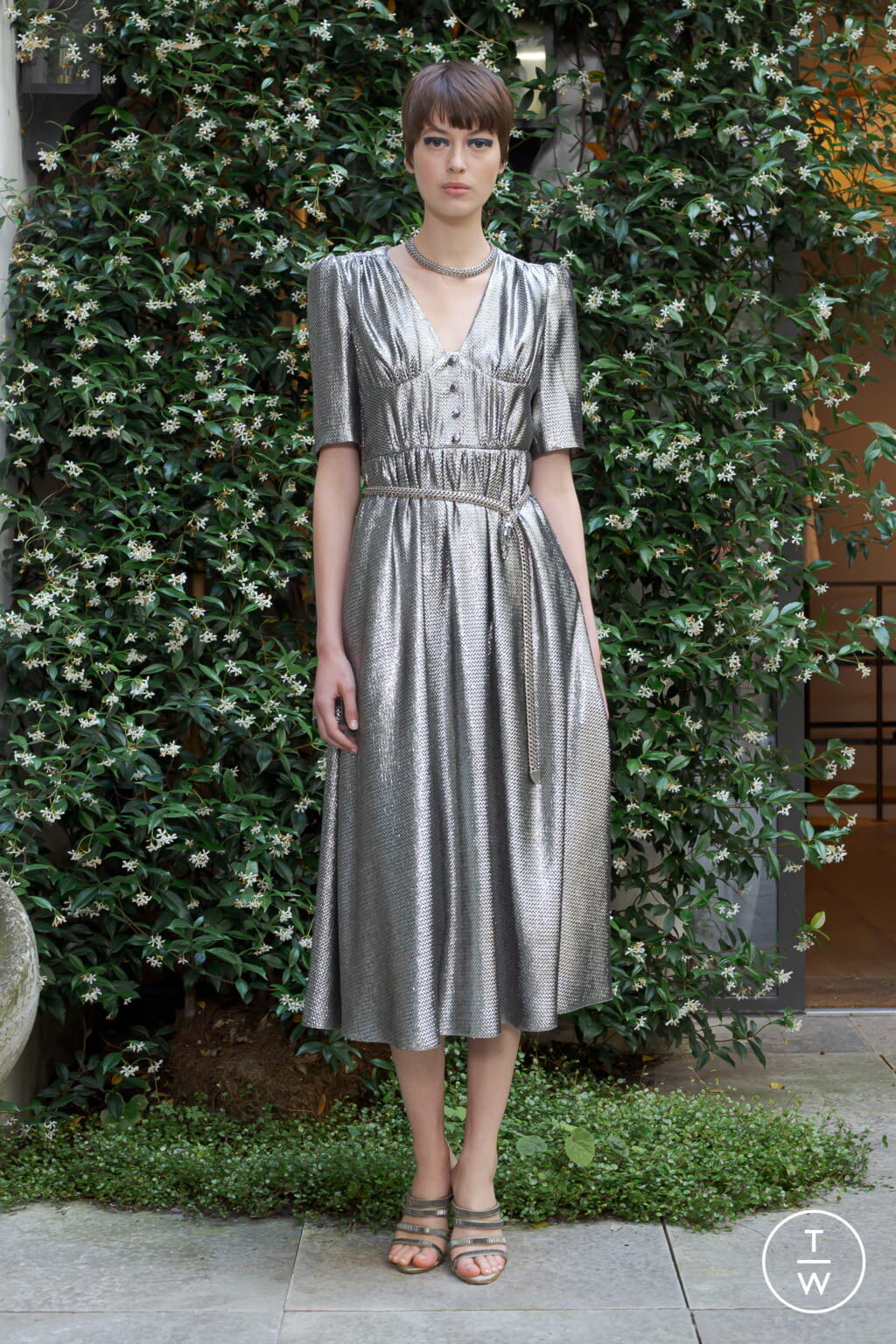 Fashion Week Paris Fall/Winter 2021 look 12 from the Julie de Libran collection couture
