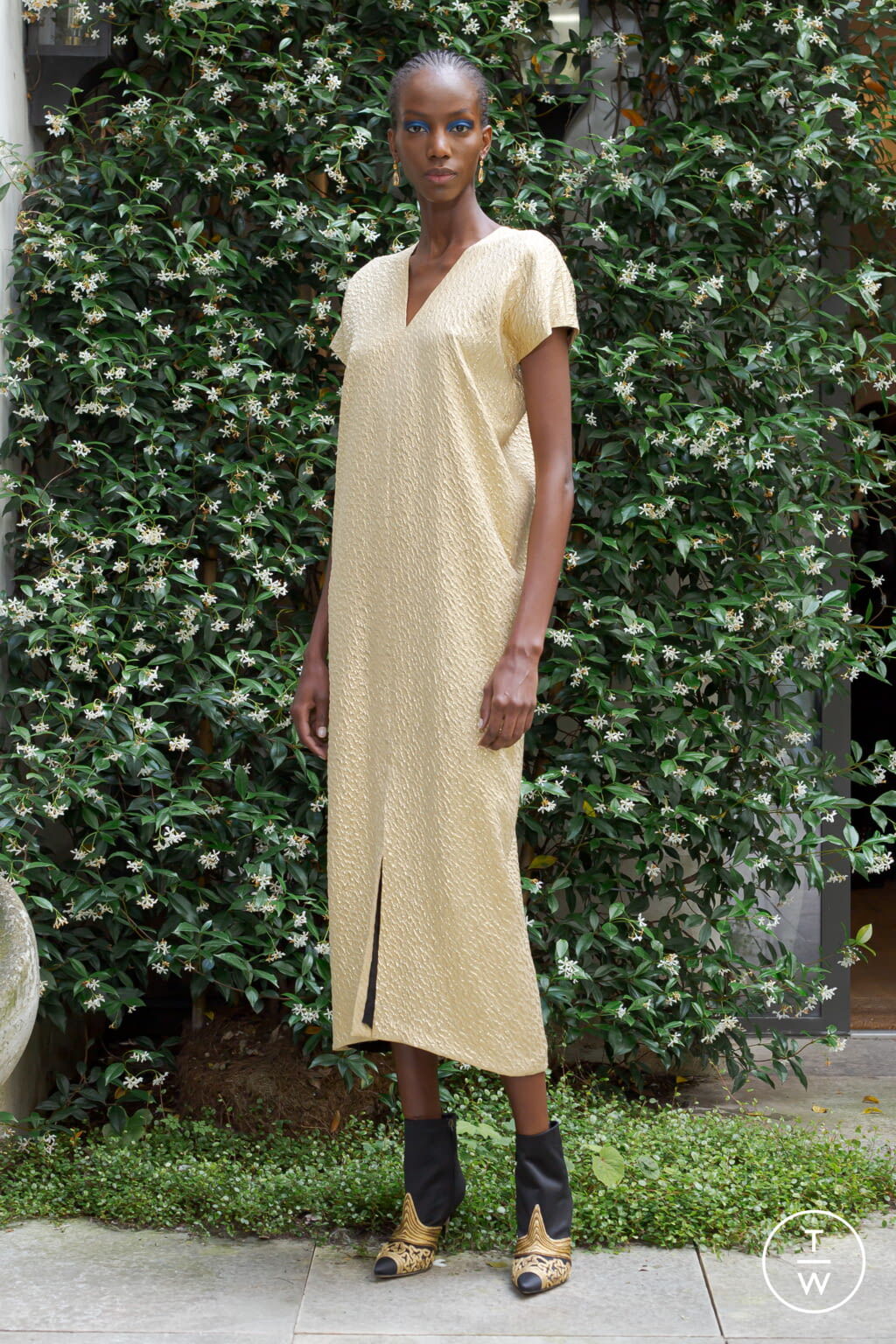 Fashion Week Paris Fall/Winter 2021 look 23 from the Julie de Libran collection couture