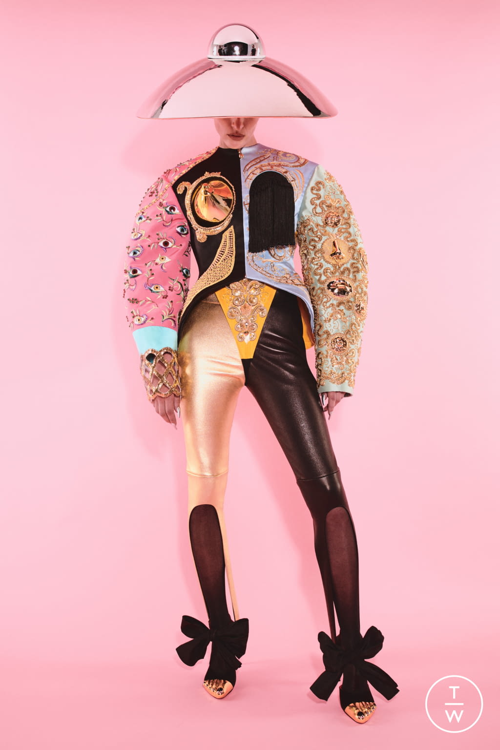 Fashion Week Paris Fall/Winter 2021 look 1 from the Schiaparelli collection couture