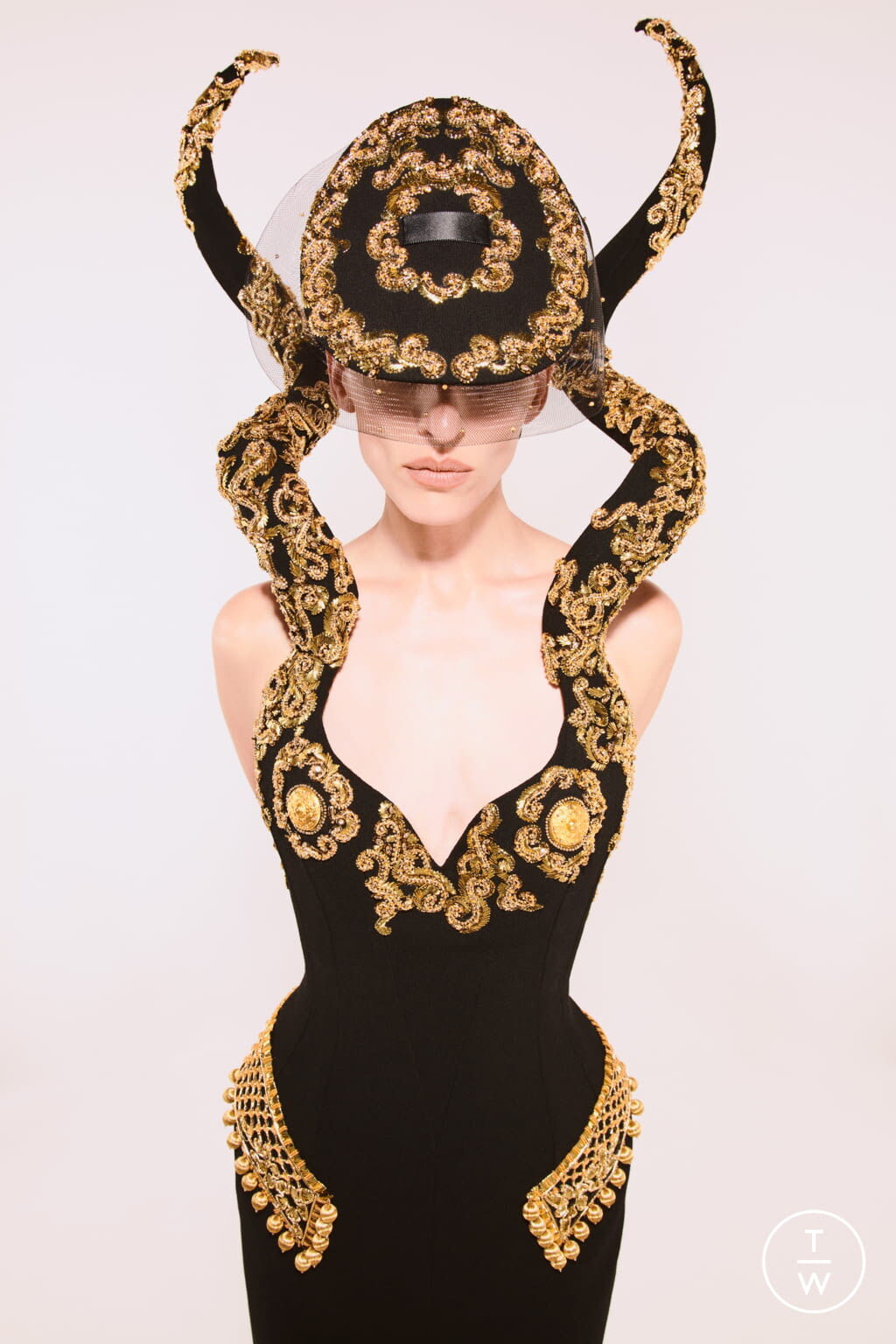 Fashion Week Paris Fall/Winter 2021 look 2 from the Schiaparelli collection couture