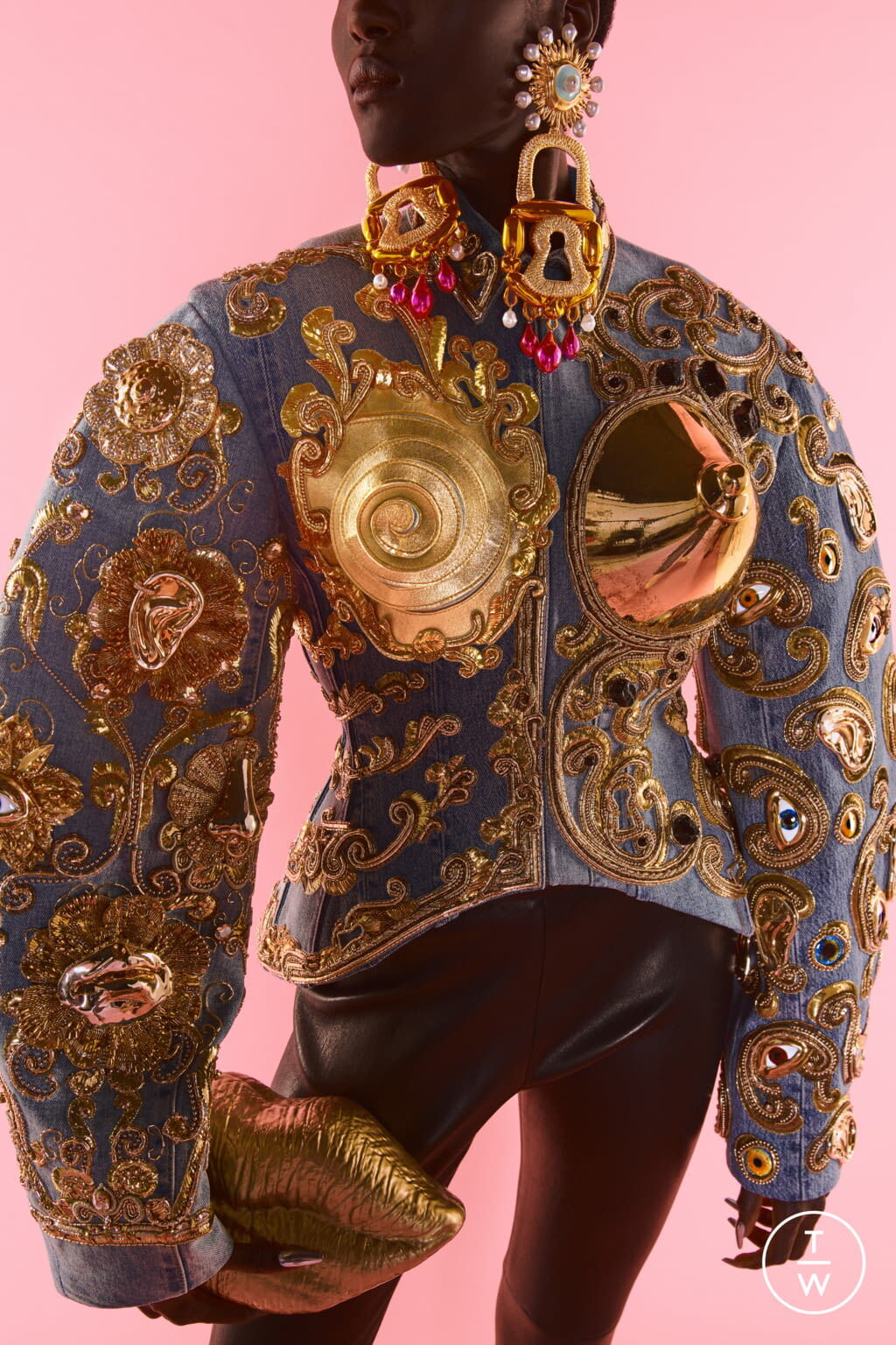 Fashion Week Paris Fall/Winter 2021 look 4 from the Schiaparelli collection couture