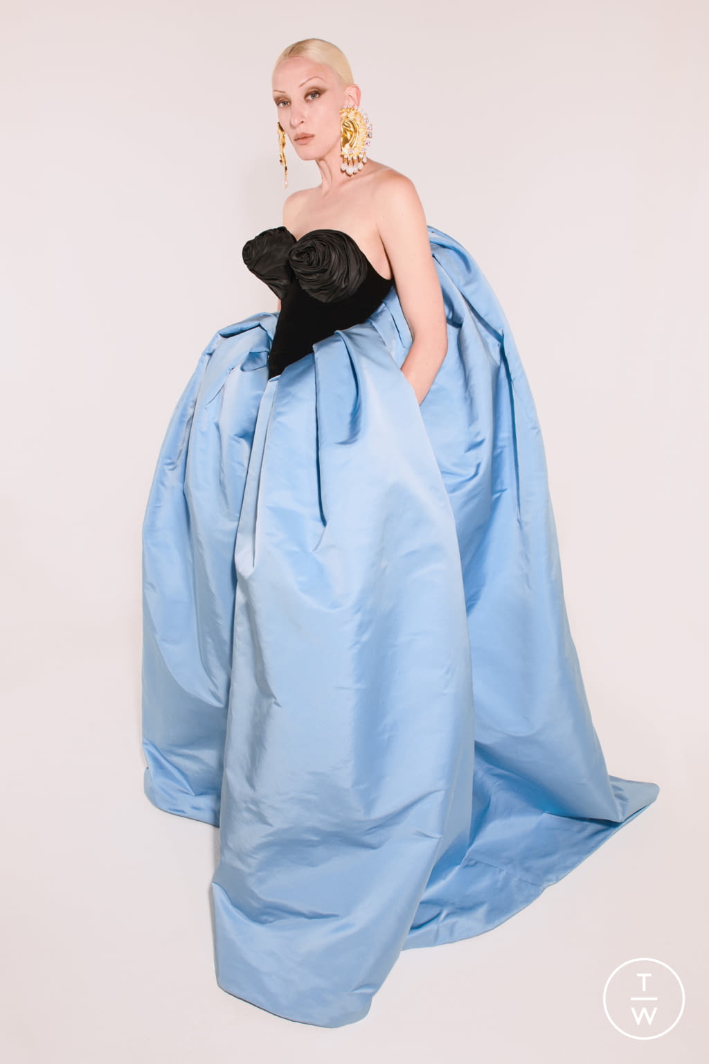 Fashion Week Paris Fall/Winter 2021 look 5 from the Schiaparelli collection couture