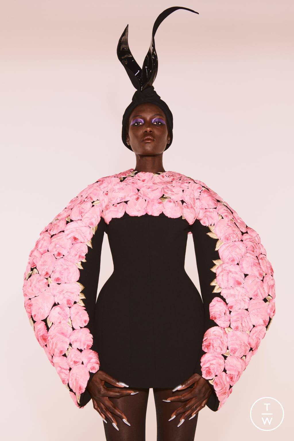Fashion Week Paris Fall/Winter 2021 look 6 from the Schiaparelli collection couture