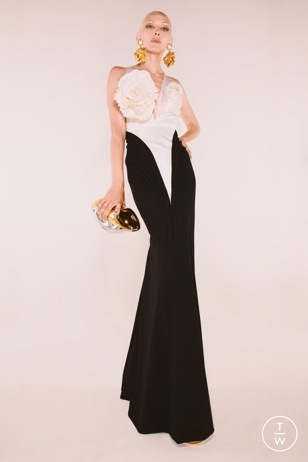 Fashion Week Paris Fall/Winter 2021 look 22 from the Schiaparelli collection couture