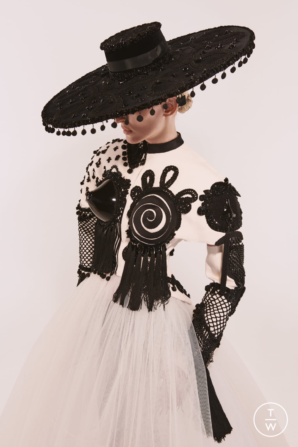Fashion Week Paris Fall/Winter 2021 look 25 from the Schiaparelli collection couture